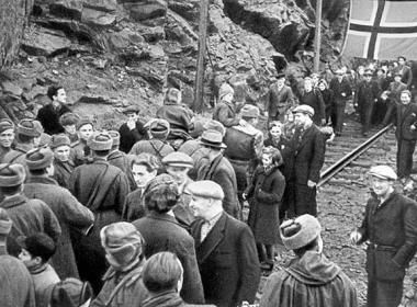 Жители Киркенеса, скрывавшиеся на руднике от нацистов, радостно встречают солдат Красной армии.