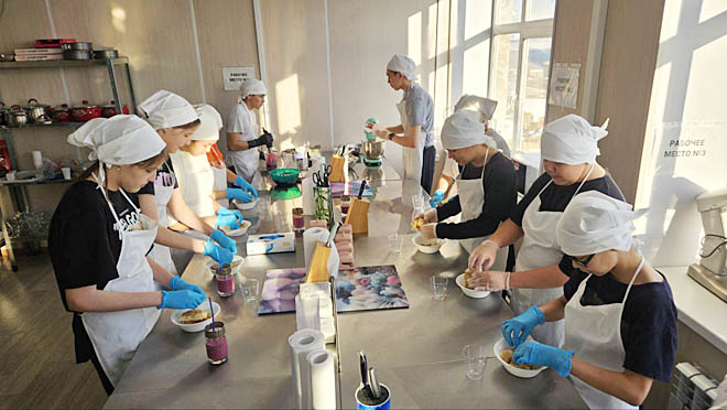 В том, что рецепт любого блюда лучше всего запоминается в процессе его приготовления, школьники смогли убедиться во время проб по специальностям «Повар» и «Кондитер».