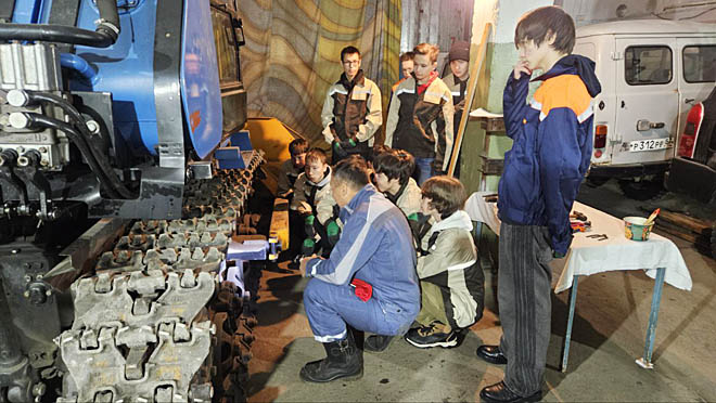 Как отремонтировать трактор в условиях тундры, ребятам рассказал мастер производственного обучения техникума Юрий Крутько.