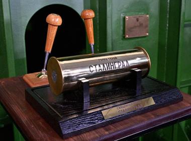 Капсула с землёй с Мамаева кургана, переданная в ходе церемонии ветераном Великой Отечественной войны, участником Сталинградской битвы Павлом Петровичем Винокуровым. Фото: kremlin.ru