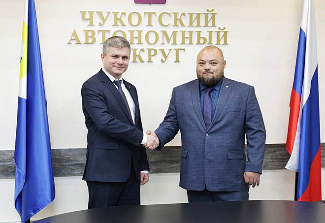 Начальник Департамента сельского хозяйства и продовольствия Павел Кощеев курировал обучение Андрея Новожилова, назначенного на должность начальника отдела в окружном Комитете по рыболовству. ФОТО: T.ME/VLADISLAV_KUZNECOV