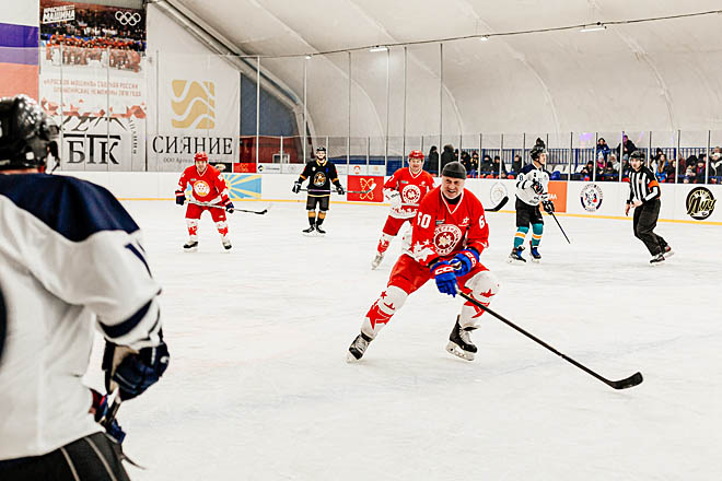 Стартовый день соревнований завершился матчем «Легенды СССР» – «Ветераны Чукотки». За первую команду выступили прославленные отечественные хоккеисты – чемпионы мира и Олимпийских игр Андрей Коваленко, Алексей Гусаров, Ирек Гимаев, Евгений Давыдов и Роман Ильин.