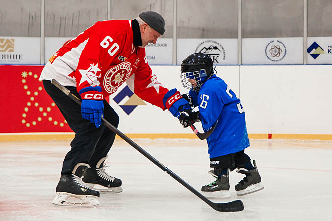 Одним из событий турнира стал мастер-класс для детей. На фото олимпийский чемпион, трёхкратный чемпион мира Алексей Гусаров наставляет юного билибинского хоккеиста.