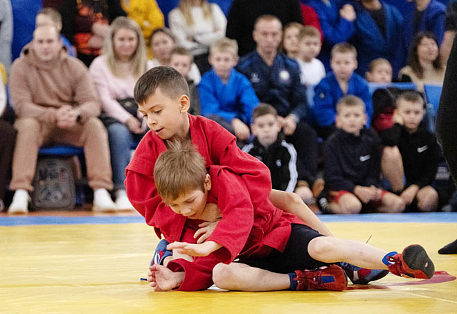 В самбо спортсмены борются в специальных куртках. Это связано с тем, что изначально борьба создавалась как практическое средство самообороны на улице, где люди носят верхнюю одежду. ФОТО: ДЕПАРТАМЕНТ ФИЗИЧЕСКОЙ КУЛЬТУРЫ И СПОРТА ЧАО