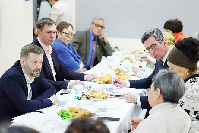 Вместе с губернатором Владиславом Кузнецовым в разговоре с ветеранами труда принял участие начальник Департамента здравоохранения Павел Фадеев и мэр Анадыря Сергей Спицын. ФОТО: T.ME/VLADISLAV_KUZNECOV