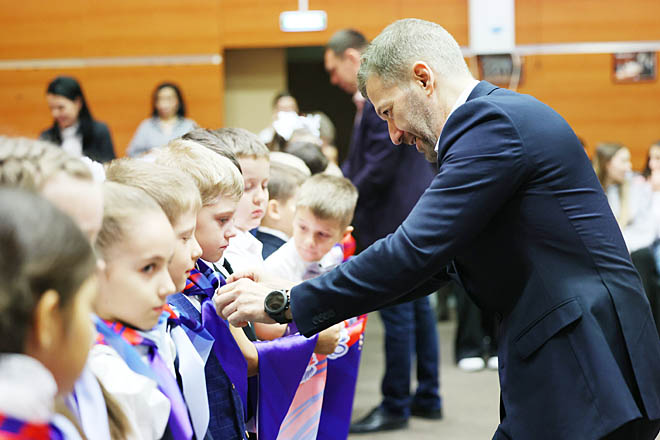 Владислав Кузнецов лично повязал галстуки анадырским школьникам, которые вступили в ряды всероссийского детского движения «Орлята России». ФОТО: T.ME/VLADISLAV_KUZNECOV