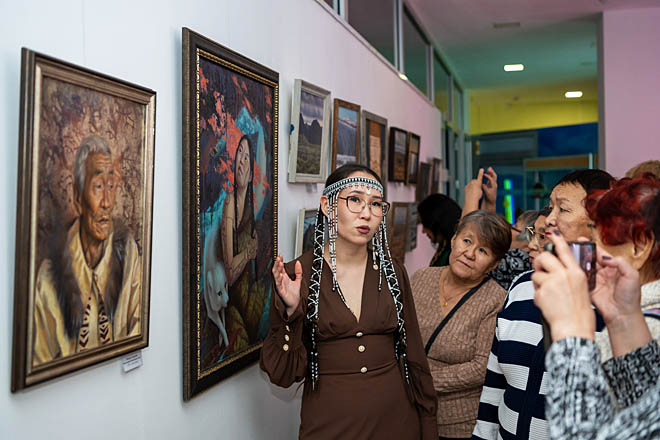 Екатерина Суржанинова рассказала посетителям выставки, как она ищет и находит темы для своих работ. ФОТО: ЗЕМФИРА АЗАМАТОВА