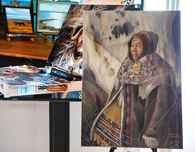 Героями полотен молодой юкагирской художницы, как правило, являются земляки – оленеводы, рыбаки, охотники, хранящие культуру, язык и традиции народа. ФОТО: ЗЕМФИРА АЗАМАТОВА