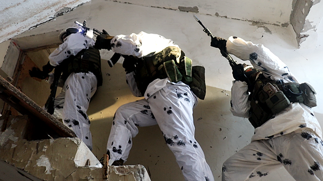 По условиям учения силовики осуществили штурм «магазина» в окрестностях Анадыря для захвата условных террористов. 