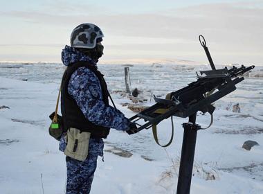 В целях борьбы с беспилотниками росгвардейцы используют турель с возможностью крепления сразу трёх автоматов Калашникова для одновременного ведения из них плотного огня.