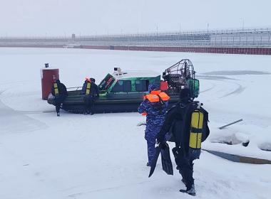 В ходе учения была произведена посадка водолазного состава на ведомственный аэроглиссер для последующего погружения в обозначенной точке водной акватории.