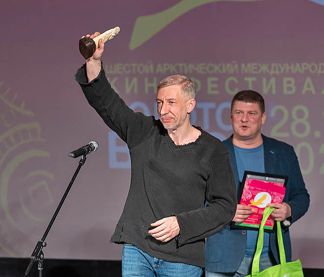 По мнению и жюри, и зрителей лучшим фильмом стала документальная картина режиссёра Владимира Кривова «Оторванные», которая также получила награду за лучшую операторскую работу. ФОТО: ЗЕМФИРА АЗАМАТОВА По мнению и жюри, и зрителей лучшим фильмом стала документальная картина режиссёра Владимира Кривова «Оторванные», которая также получила награду за лучшую операторскую работу. ФОТО: ЗЕМФИРА АЗАМАТОВА