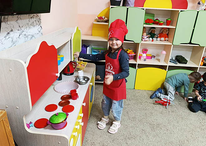 По одному из проектов инициативного бюджетирования детский сад «Радуга» села Лаврентия получил шкафы для одежды, детские стенки, кровати, игровую мебель. ФОТО: ВЕРА ИМЛИНЛИНЕУ 