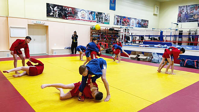 От горнодобывающей компании юные билибинские спортсмены получили 60 комплектов новой формы для занятий самбо.