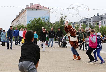 Больше всего детворы и взрослых привлекла азартная спортивная игра «Поймай оленя», где участников, изображающих оленей, пытались поймать с помощью чаата. ФОТО: НИКИТА ШАЛАГИНОВ Больше всего детворы и взрослых привлекла азартная спортивная игра «Поймай оленя», где участников, изображающих оленей, пытались поймать с помощью чаата. ФОТО: НИКИТА ШАЛАГИНОВ
