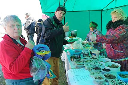 Иностранным гостям пришлись по вкусу экзотические блюда, которые для них приготовили лаврентьевские хозяйки. ФОТО: НАТАЛЬЯ ГРИГОРЬЕВА Иностранным гостям пришлись по вкусу экзотические блюда, которые для них приготовили лаврентьевские хозяйки. ФОТО: НАТАЛЬЯ ГРИГОРЬЕВА