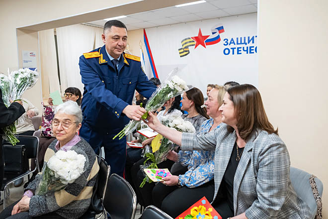 В честь Дня матери мамам и жёнам героев СВО вручили букеты и ценные подарки, а воспитанники детского сада «Золотой ключик» подарили собственноручно изготовленные аппликации. ФОТО: ЗЕМФИРА АЗАМАТОВА