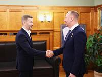 Общаясь с Героем