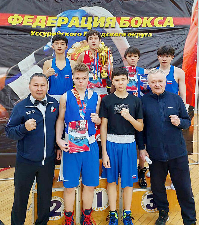 Очередные награды завоевали на выездных соревнованиях в Уссурийске боксёры Чукотки: золото в категории до 54 кг взял Дмитрий Чупров, серебряной награды удостоился Семён Шеин, а бронзовыми призёрами стали Ратмир Мусатов, Бенёмин Хасанов и Ансар Жунусов. ФОТО: T.ME/VLADISLAV_KUZNECOV