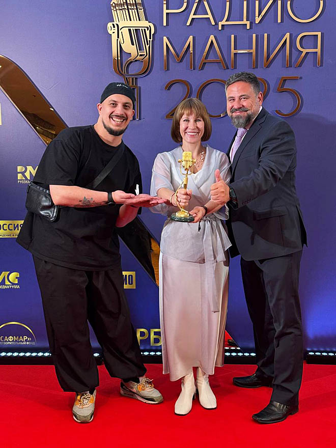 На торжественной церемонии награждения победителей «Радиомании» золотой микрофон был вручён ведущему Ивану Семиклетову, исполнительному директору АНО «ИА «Чукотка» Надежде Ефимовой и главному редактору Радио «Пурга» Дмитрию Кувшинчикову. ФОТО: ИЗ АРХИВА РАДИО «ПУРГА»