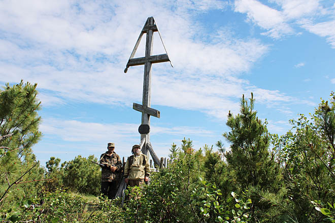 Добраться в этом году до креста Павлуцкому в период большой воды археологам Валерию Старых и Елене Рогозиной помог марковский краевед Павел Сосновский (слева).