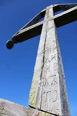 На несущем столбе креста вырезан текст, являющийся, скорее всего, повторением той же молитвенной надписи, что можно прочитать внизу таблички. Подтвердить или опровергнуть эту версию археологи намерены в Анадырской и Чукотской епархии.