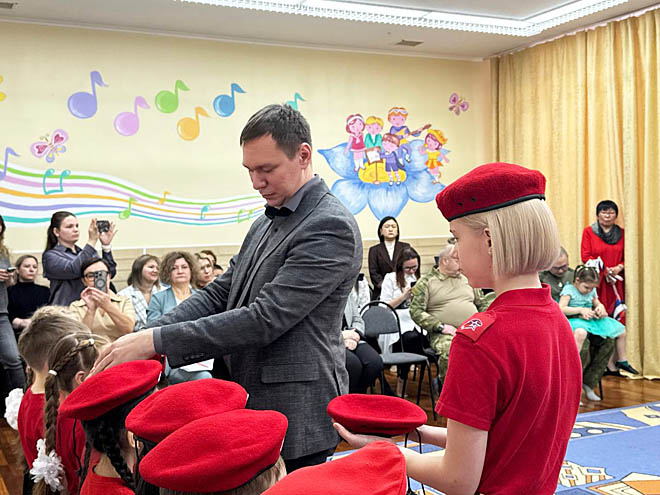Почётное право надеть ярко-красные юнармейские береты на головы кандидатов-дошколят было предоставлено главе городского округа Анадырь Сергею Спицыну. ФОТО: T.ME/ADMANADYR