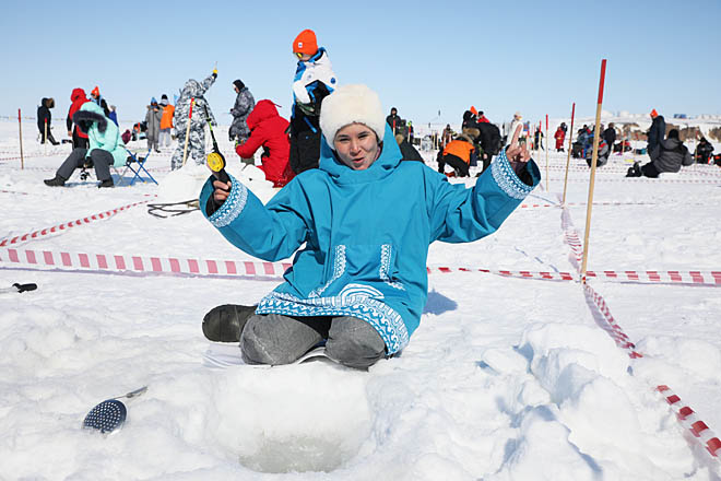 «Корфест» проводится на льду Анадырского лимана с 1991 года в последней декаде апреля, и неизменно в главном его состязании – подлёдном лове корюшки испытывают удачу сотни рыбаков. 