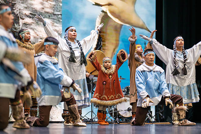 Знаменитый чукотский танец «Полёт чайки против ветра» артисты ансамбля «Эргырон» и группы преемственности коллектива – ансамбля «Вээмкэй» посвятили нашим героически погибшим бойцам СВО. ФОТО: ЗЕМФИРА АЗАМАТОВА