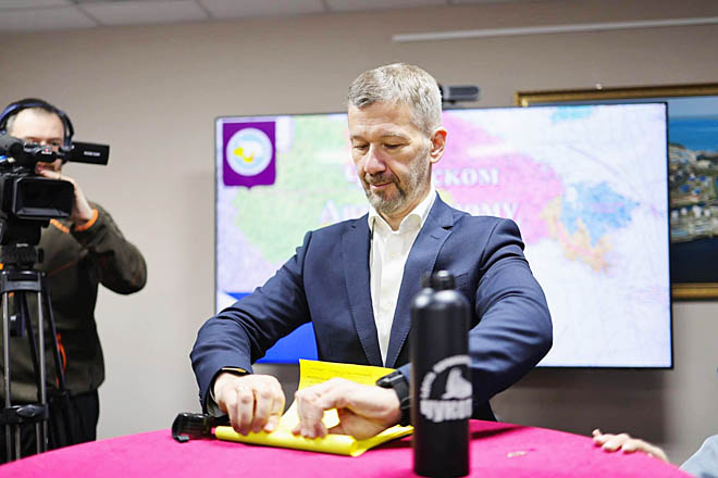 Владислав Кузнецов лично подготовил письма школьников Чукотки для закладки в капсулу времени, которую предстоит открыть новому поколению юных северян через 55 лет. ФОТО: T.ME/CHUKOTKA_GOVERNMENT