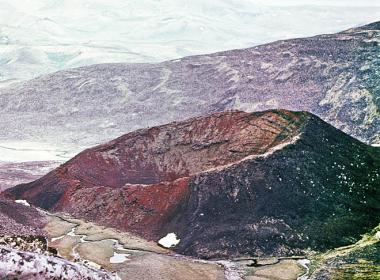 Анюйский вулкан, который расположен в 70 км к югу от села Кепервеем Билибинского района, имеет статус памятника природы. Он извергался в последние 10 тыс. лет, но сейчас считается потухшим. ФОТО: ГЕННАДИЙ СОКИРКИН