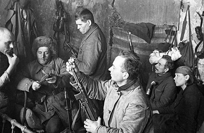 Партизаны Донбасса проверяют готовность оружия перед боем. 1942 год.