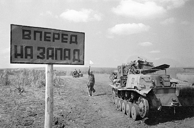 На одной из фронтовых дорог Донецкой области, освобождённой от фашистов. 1943 год.