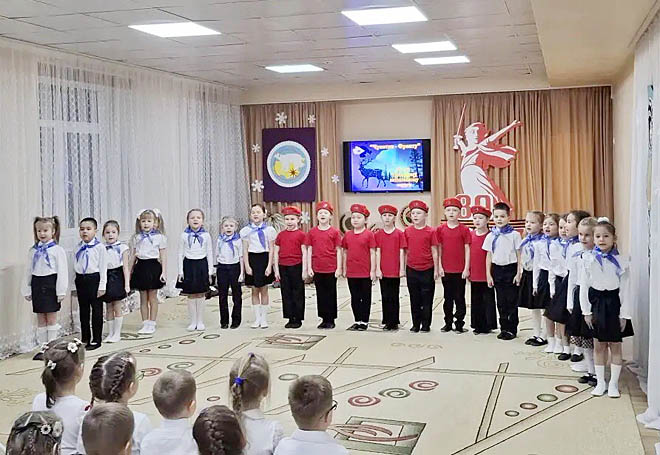 Участники концерта сочетали сцены, изображающие военное время, с выступлениями артистов, которые исполняли чукотские песни и танцы. ФОТО: НАТАЛЬЯ ШАРИПА