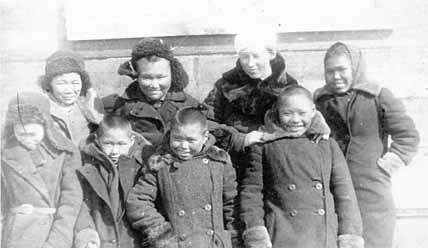 Полина Максимкина с учениками, 1938 год. Фото: ИЗ АРХИВА НАТАЛЬИ ЗОРИНОЙ Перевод Полина Максимкина кэлиткульык рээн, 1938 гивиӈит.