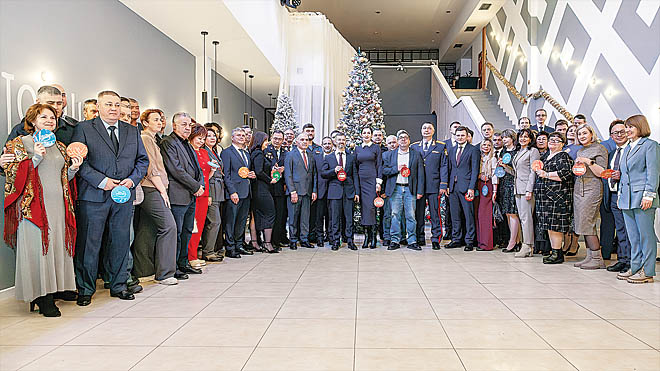 В открытии благотворительной акции «Ёлка желаний» на Чукотке приняли участие более 60 представителей власти, сотрудников правоохранительных органов, священнослужителей, руководителей организаций и учреждений округа.