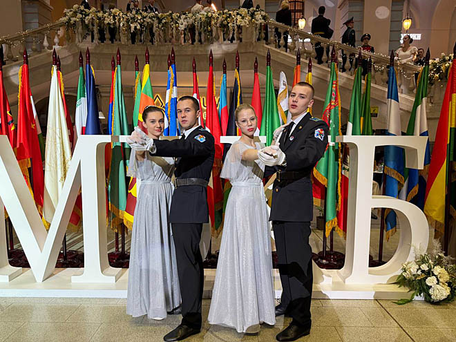 Анадырь на Кремлёвском кадетском балу достойно представили Элеонора Вырупаева, Артемий Невелюк, Полина Барахоева и Кирилл Ковалёв. ФОТО: ИЗ АРХИВА ОЛЬГИ КИНШОВОЙ