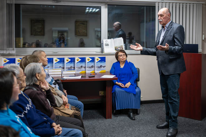 Редактор-составитель Андрей Носков рассказывает собравшимся, среди которых были и герои книги, о том, как шла работа над изданием. ФОТО: ЗЕМФИРА АЗАМАТОВА