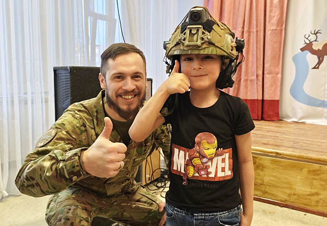 Ветеран СВО Павел Бакулин рассказал ребятам об особенностях обмундирования современного бойца и предложил всем желающим примерить экипировку.