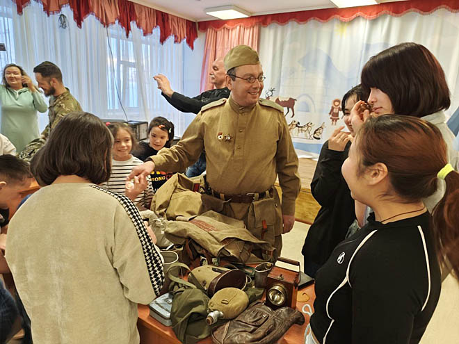 Антон Сычёв, одетый в полевую форму рядового Великой Отечественной, продемонстрировал элементы экипировки русского солдата времён Первой мировой войны и красноармейцев – защитников Москвы, Сталинграда и Курской дуги.