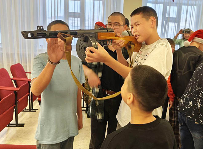 С большим интересом мальчишки рассматривали автомат ППШ, предоставленный Музейным Центром «Наследие Чукотки». ФОТО: T.ME/CHUKOTKA_GOVERNMENT