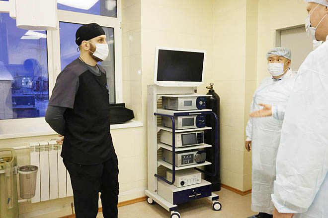 Посетителям больницы рассказали о назначении лапароскопической хирургической стойки, которая позволяет проводить операции с минимальной травматичностью. Этот отечественный модуль укомплектован почти 80 медицинскими инструментами. ФОТО: ИЗ АРХИВА ГДК «БАИМСКАЯ»