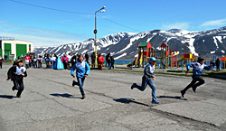 Юные спортсмены из детского сада, школы, а также студенты Чукотского северо-восточного техникума, разделенные на восемь возрастных групп, соревновались на дистанциях от 100 до 1000 м.