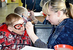 На первом этаже Дома культуры работала студия Face Art, где Наталья Кохановская украшала лица детей художественной росписью.